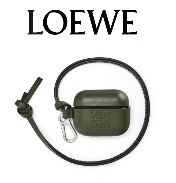 Loewe是女生大愛的品牌,這款皮革質感的款式,單是印上品牌的logo已夠奪目