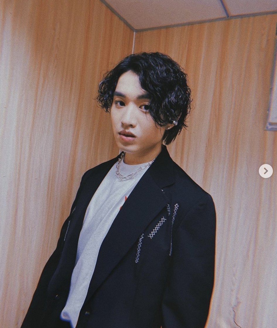 Mirror成員Jer柳應廷身型及臉型本身都有點肉肉的,Edan呂爵安就立即鼓起臉頰,唱歌時更搞笑反白眼。