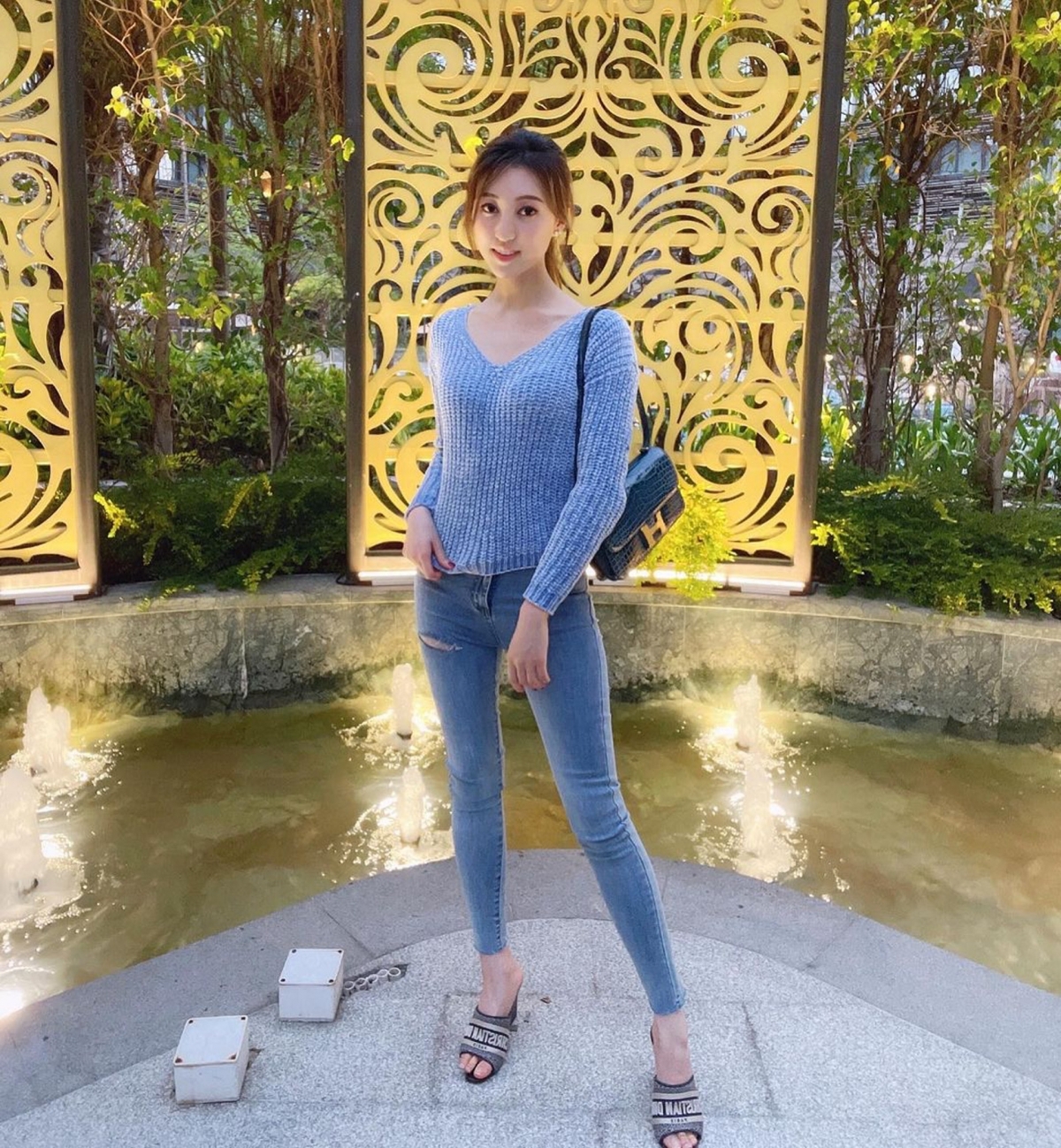 何艷娟亦愛大曬珠寶首飾,每次出門都一定會精心打扮一番,除了要有名牌手袋配襯,出席一些大型活動