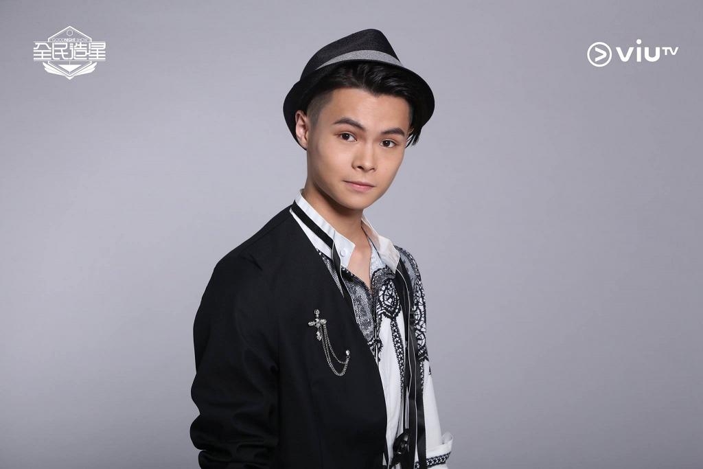 在Mirror男團中年紀最小的Tiger邱傲然在五官上也沒太明顯的轉變，只是當年的短髮look變成了長髮look