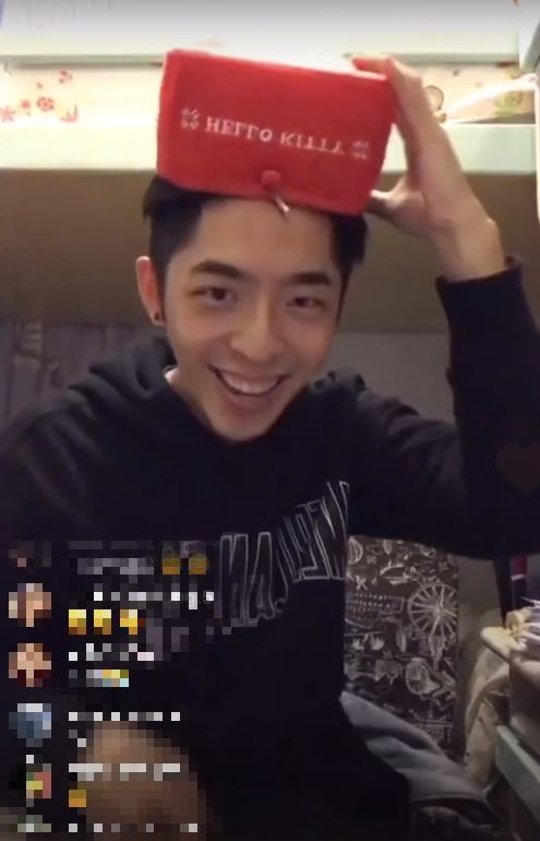 Mirror成員 Jeremy 李駿傑經常都會染上不同色調的髮色,所以Edan呂爵安就隨手拿了個紅色的紙巾盒套裝成自己染了紅色的頭髮