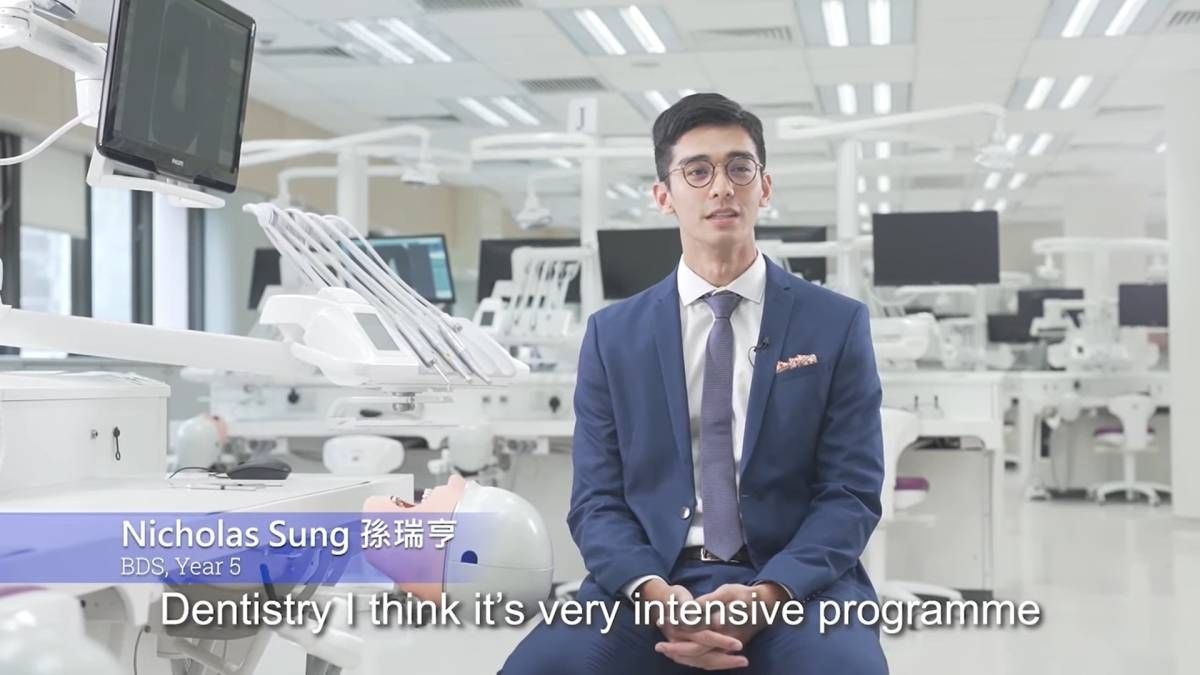 這位「港大校草」Nick Sung(孫瑞亨)於 2019 年為香港大學(HKU)拍片介紹牙醫學院的教學設施後為人熟悉