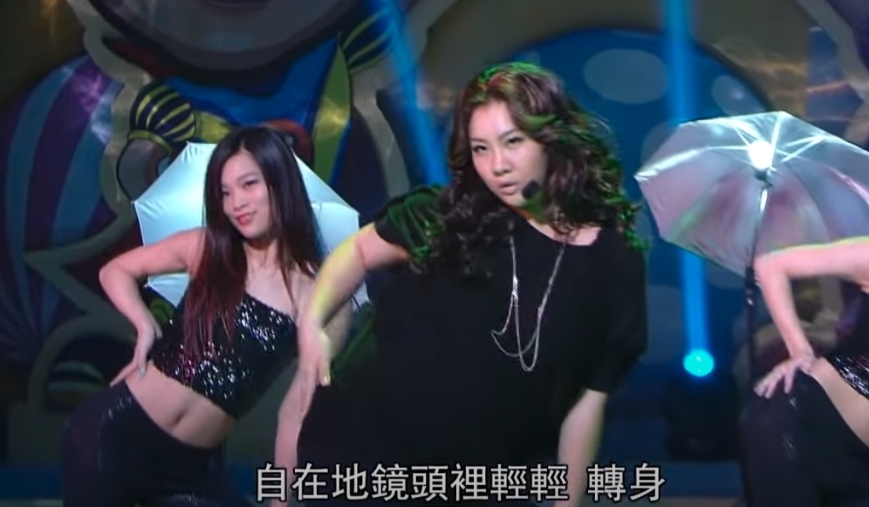 欣宜年輕時留在TVB發展時,扮徐子珊也是她一個經典的扮嘢角色,其厚唇和性感的眯眼都活現了!