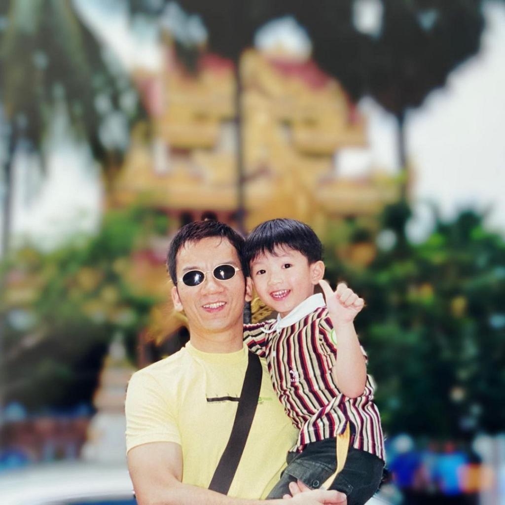 Mirror Anson Lo盧瀚霆的童年照很有氣質小男孩的感覺，斯斯文文的樣子，看起來就是超乖巧的小孩吧！