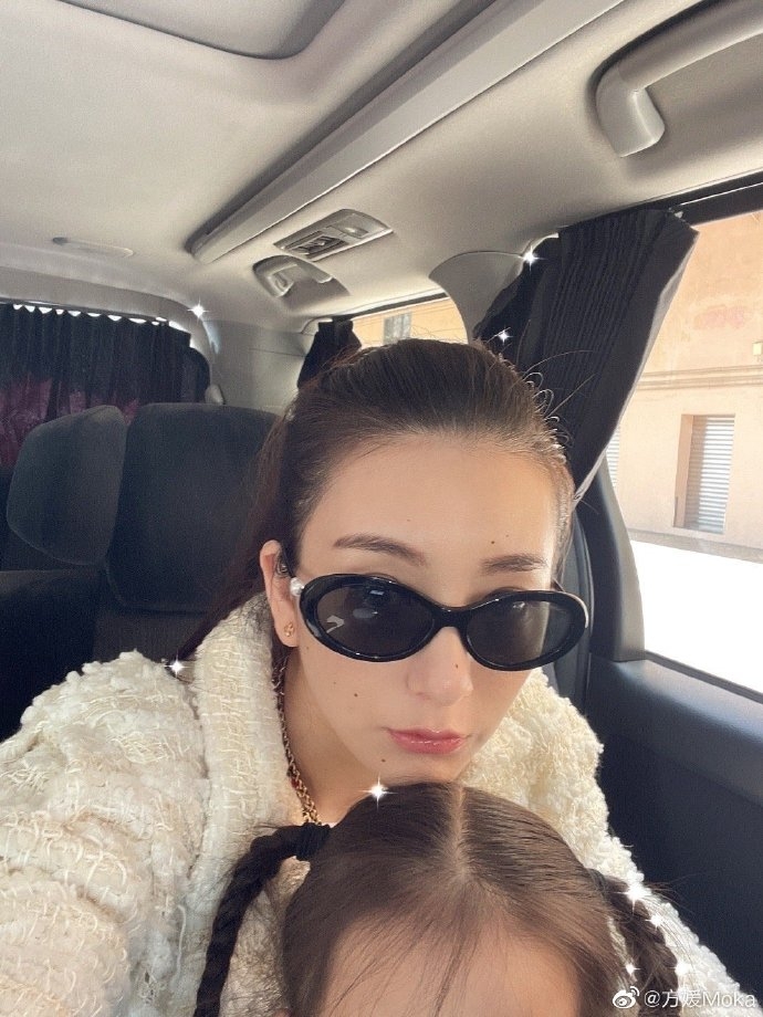 郭富城的跑車一向管接送,不過早前方媛竟自己搭地鐵