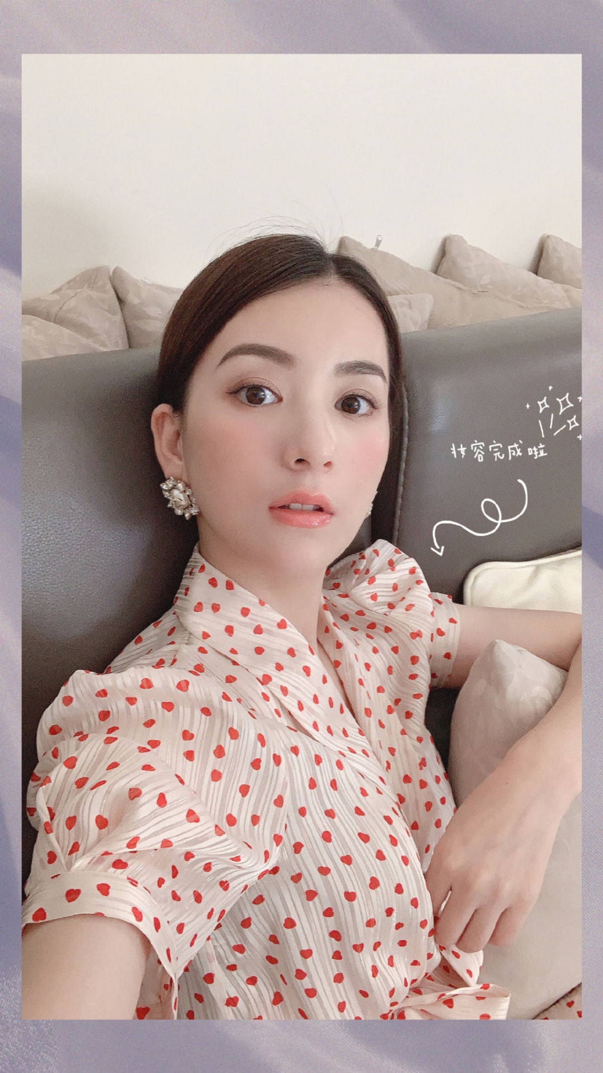 郭富城家中的室內都以簡約的米白色調為主,用上啡色的皮質梳發,客廳乾淨綺麗並無雜物。