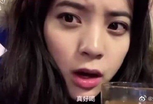 早前在一條歐陽娜娜的Vlog影片中,她介紹了特別的調酒方法,她在微暖的蘋果汁中加入萊姆酒