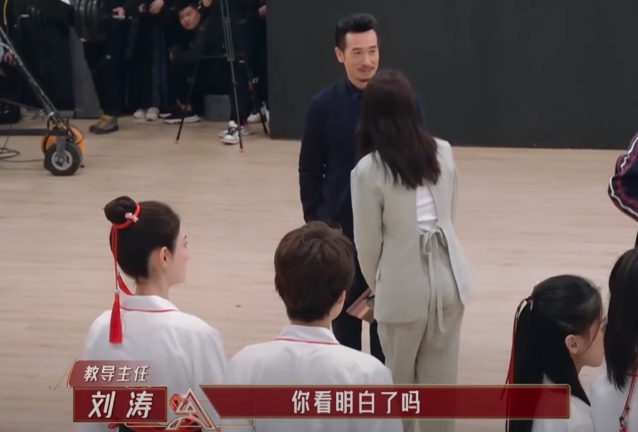 我是女演員主持人問陳豪明白嗎?其天然呆的樣子被網民截圖瘋傳,懵然的樣子被指十分搞笑。