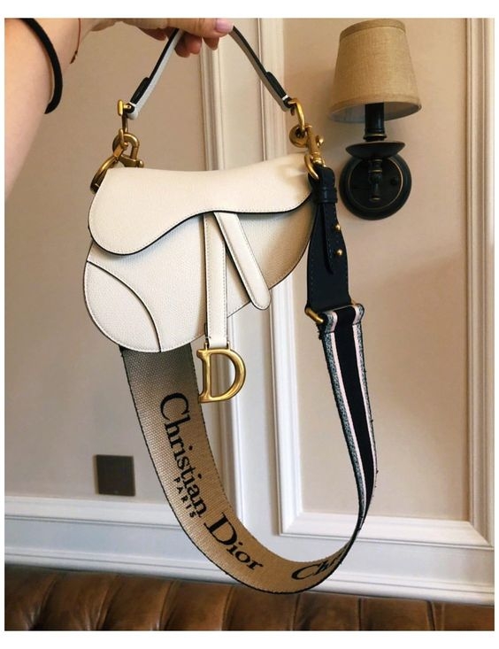 【名牌手袋2021】DIOR Saddle 馬鞍袋可作手提或肩背,配搭不同款式的肩帶,可展現出個人魅力~