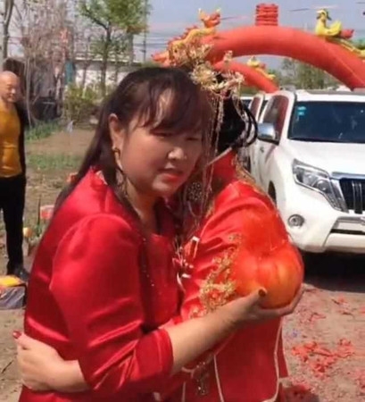 奶奶露出滿足的笑容,婆媳糾紛似乎不會在二人之間出現