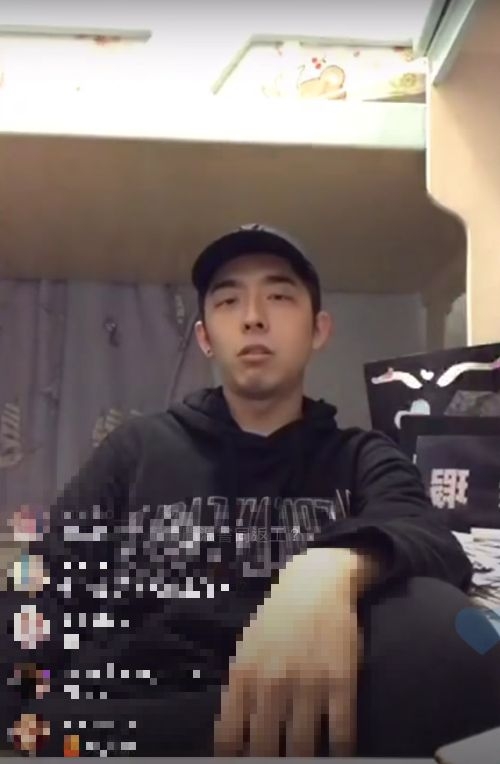 Mirror Edan 呂爵安模仿Tiger邱傲然時,馬上變換了大爺般的坐姿,說話也瞬間豪邁起來。