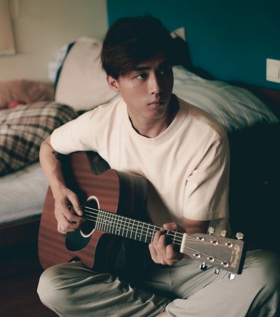 現年28歲的AK為Mirror團隊中的副隊長，身高177cm，小時侯家人叫他Sam，中學被叫過「馬騮」