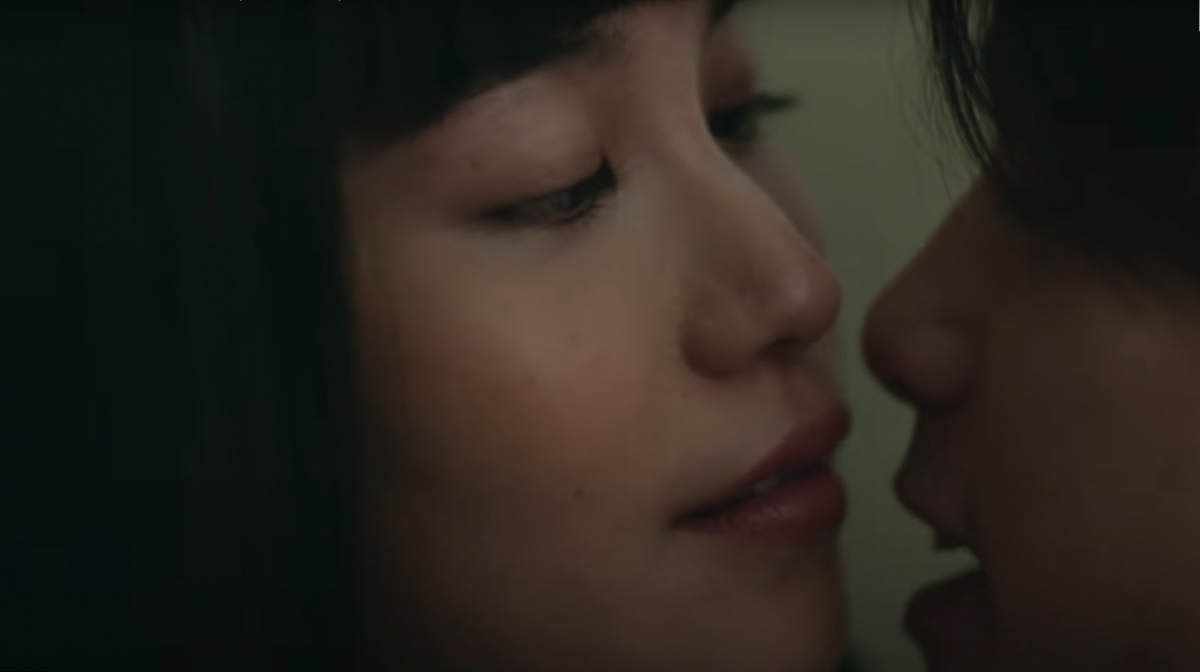 今年26歲的她長相清純、笑容甜美,飾演一個女高中生也毫不違和。角色設定需要的「憤世嫉俗」,她也能輕鬆carry,靠眼神魅惑眾人。