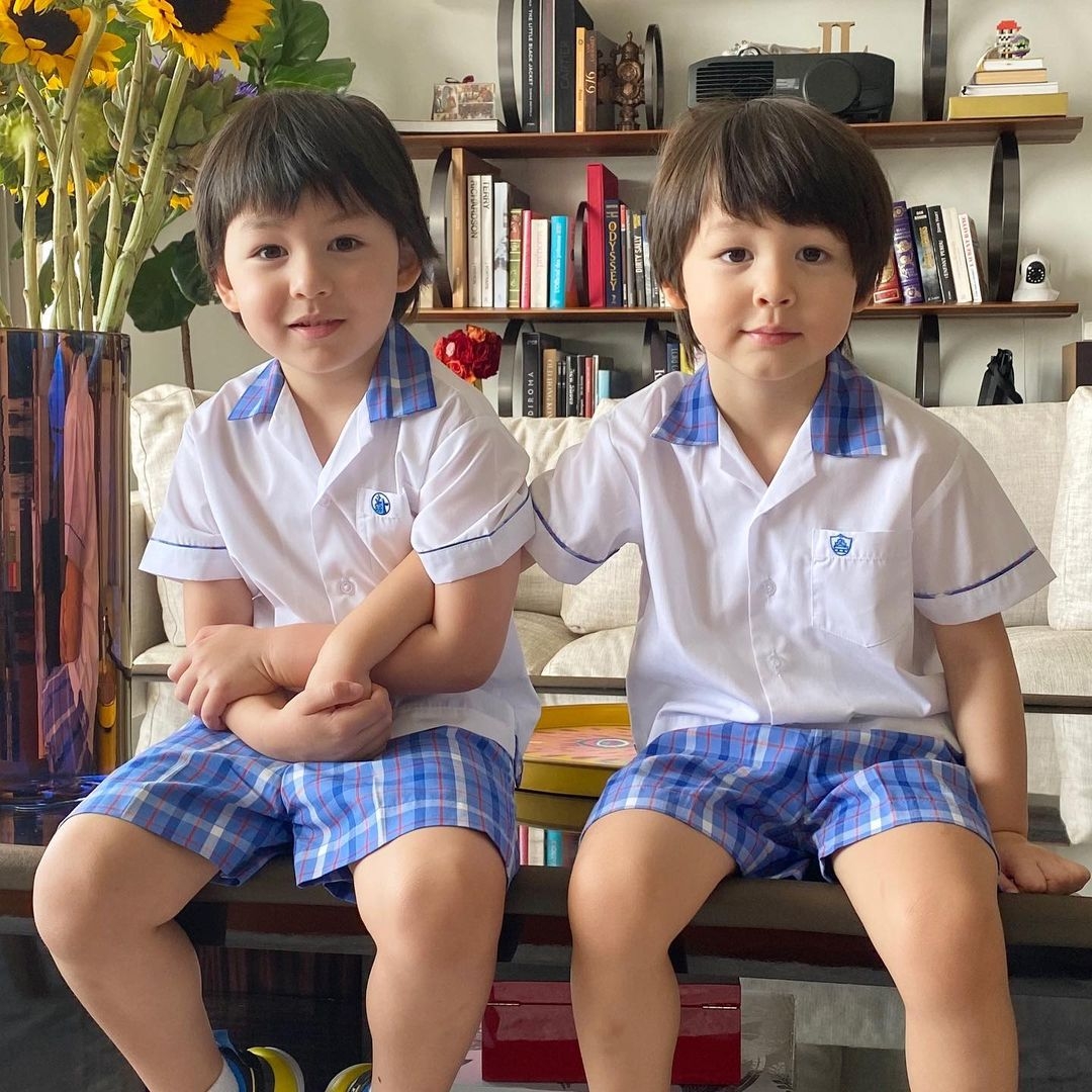 混血兒星二代|周汶錡Kathy與老公Julien Lepeu兩位仔仔 Jacques 和 Avner 穿上校服及訊動服的樣子像是小校草般,超吸睛!