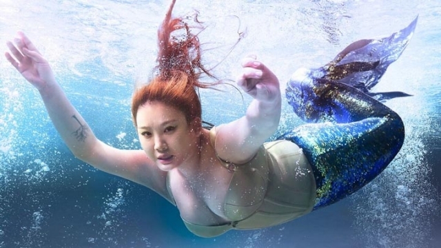 維港渡海泳就邀請了欣宜拍攝宣傳廣告,廣告中她穿上美人魚裝姿態優雅。不過後來也被網民嘲笑身形