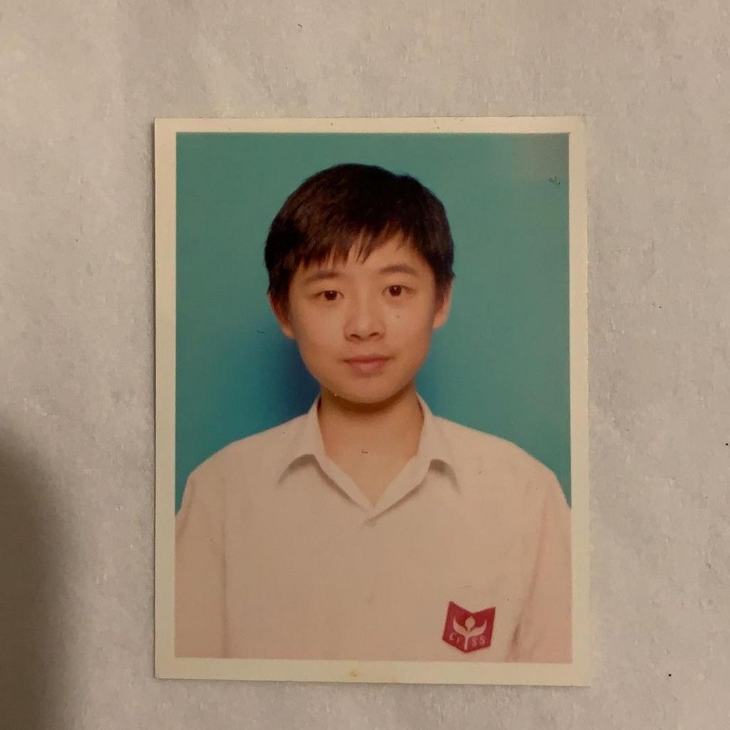 Mirror Frankie陳瑞輝的童年照及學生照最明顯的轉變應該是臉型，小時侯仍有點嬰兒肥呢～