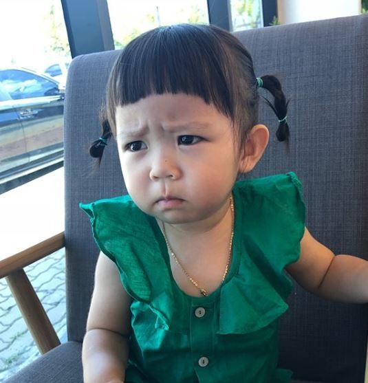 韓國「皺眉妹妹」Raon年僅3歲就已經對世界有很多不滿!她自小就常常不自覺擺出皺眉頭的樣子