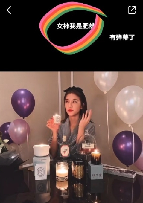 施伯雄更被網民發現在吳千語的直播中,彈幕留言留下「女神我是肥雄」的句子