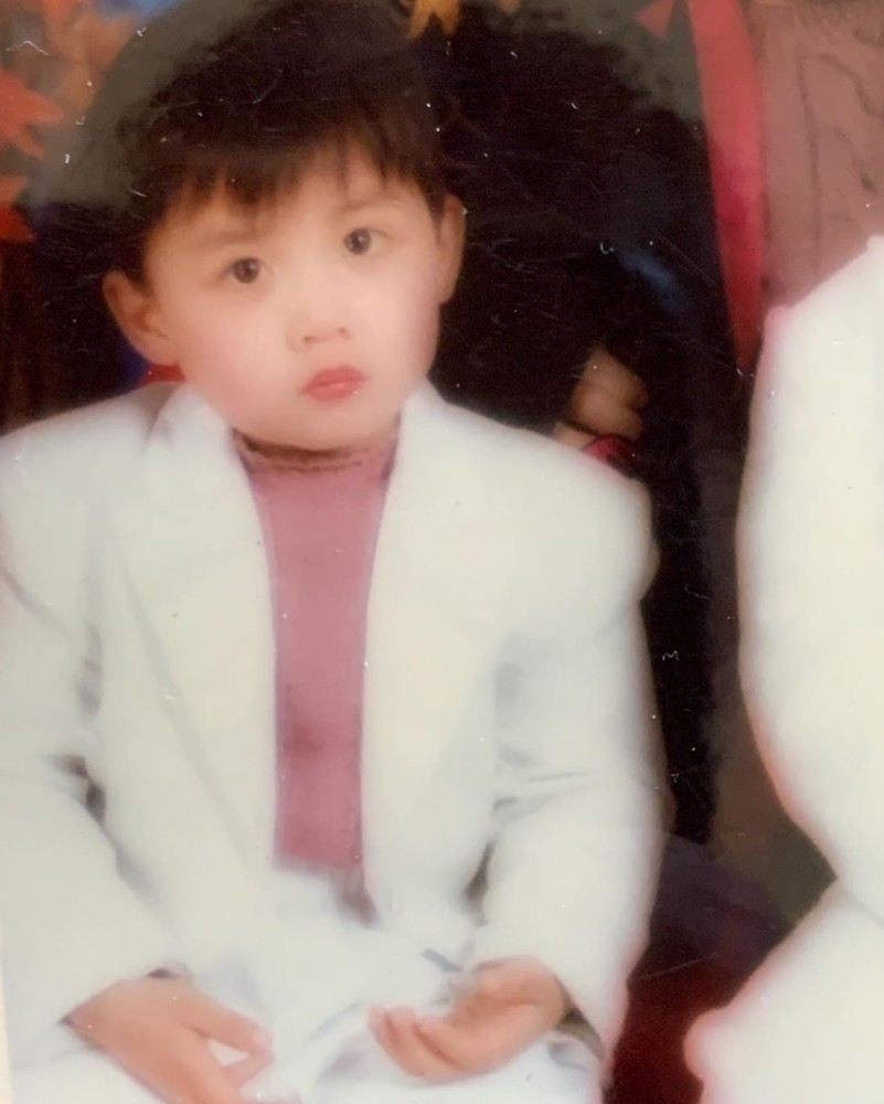 Mirror Anson Kong童年時的樣子跟現在一模一樣，小時侯拍照就已經皺著眉頭，像是有很多苦惱～