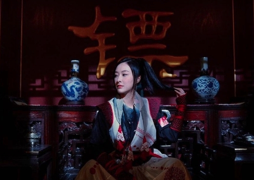 陳瀅的造型就較順眼,飾演爽朗女生的她留有黑長直髮。