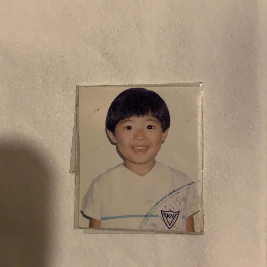 Mirror Frankie陳瑞輝的童年照及學生照最明顯的轉變應該是臉型，小時侯仍有點嬰兒肥呢～