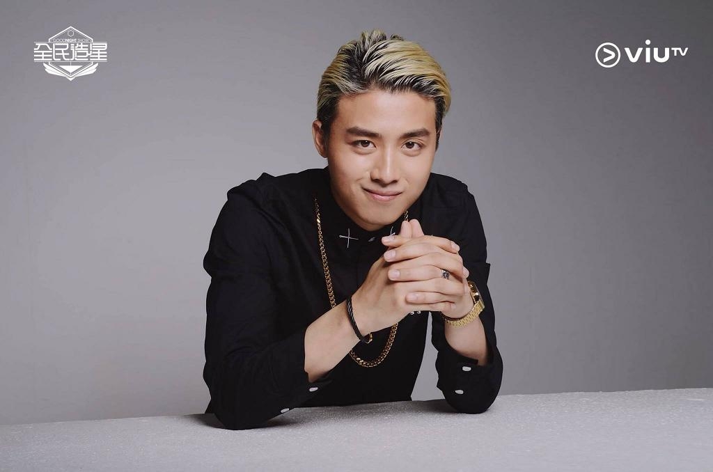 Mirror Anson Kong的參賽造型照染上了一頭金色頭髮，但同時黑色的頭髮生出來，所以頭髮有漸層的效果！