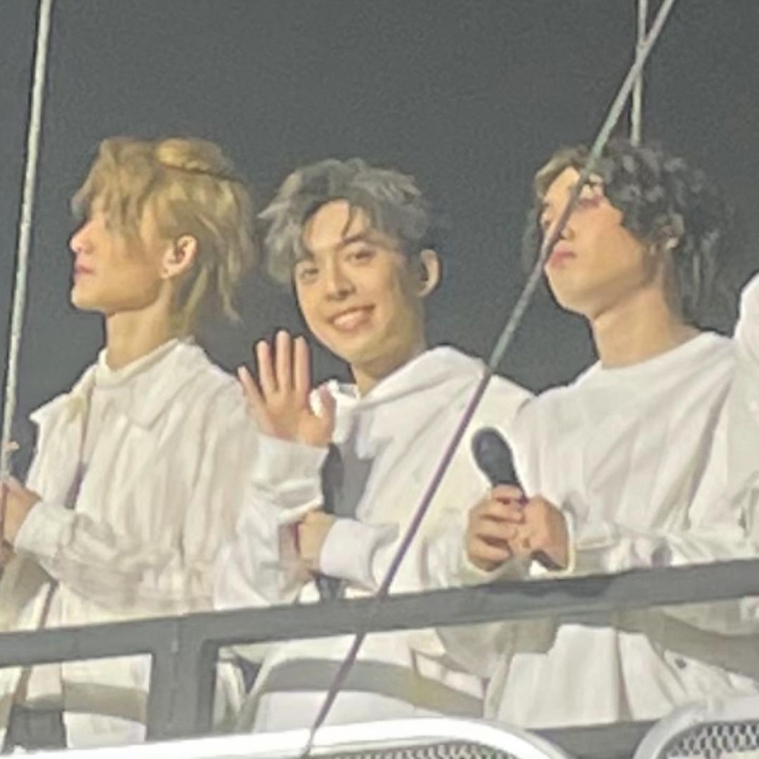 雖然Edan在演唱會台上演出,但是看到台下的小儀拍照,依然會抓著小儀的鏡頭揮手並派心