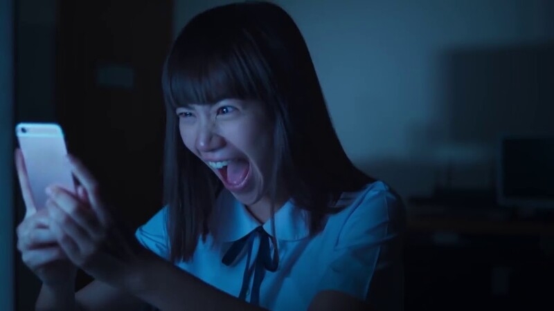 今年26歲的她長相清純、笑容甜美,飾演一個女高中生也毫不違和。角色設定需要的「憤世嫉俗」,她也能輕鬆carry,靠眼神魅惑眾人。