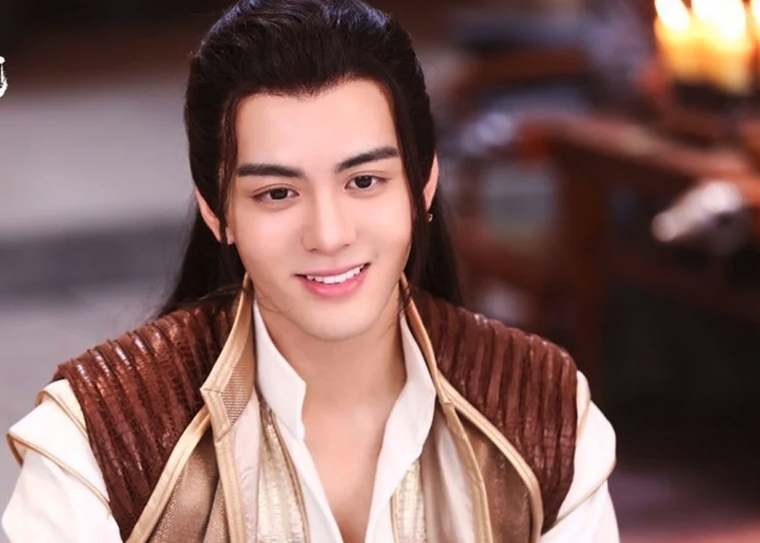 鄭少秋、梁朝偉、吳啟華，他的氣焰被指不夠霸氣。就連內地近年翻拍此角的鄧超和曾舜晞都是絕頂大美男