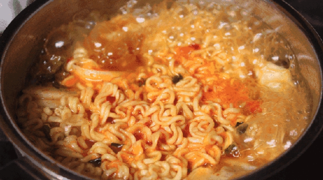 女友煮即食麵成品變「糊仔」