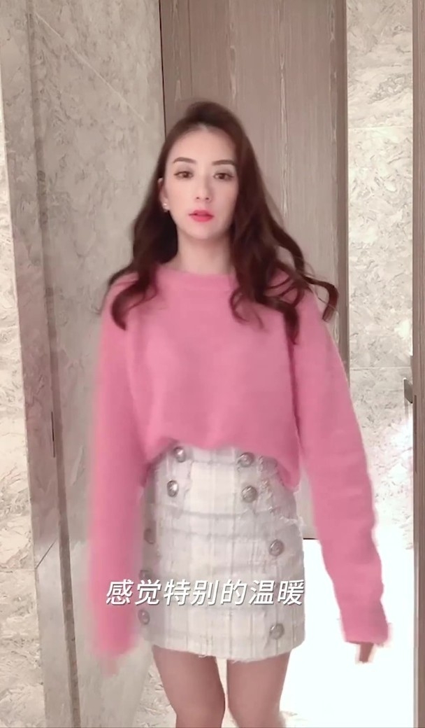 方媛介紹穿搭的影片中亦能看到她的衣帽間十分豪華,有著高樓底的設計和米白色的雲石牆