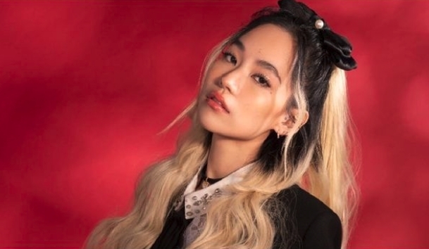 今年26歲的她長相清純、笑容甜美,飾演一個女高中生也毫不違和。角色設定需要的「憤世嫉俗」,她也能輕鬆carry,靠眼神魅惑眾人。