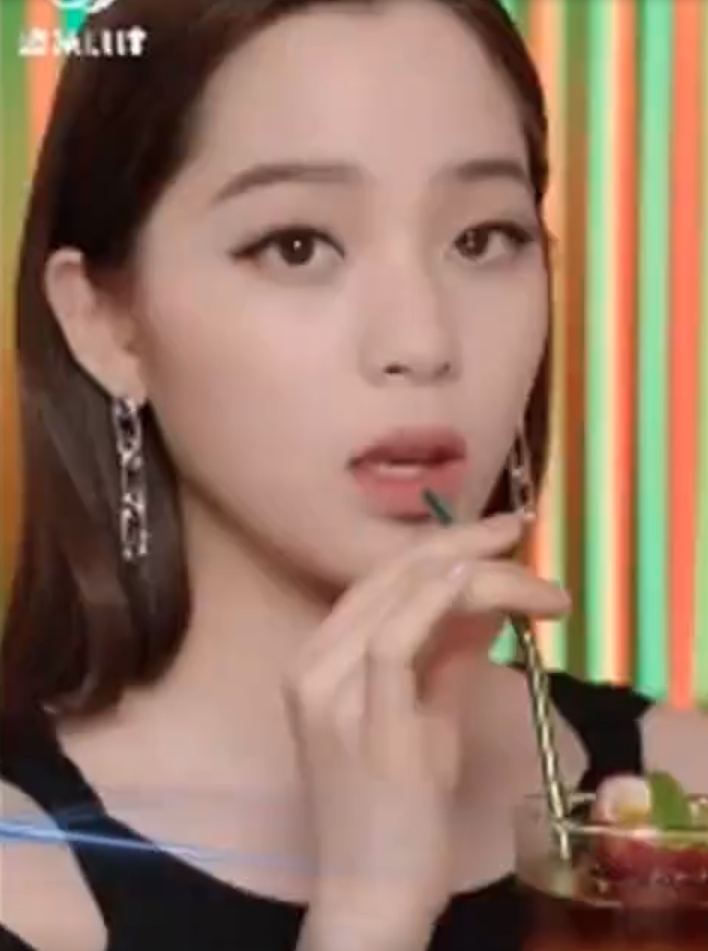 歐陽娜娜被炮轟「假喝」的是最近代言的咖啡廣告,她在影片中優雅地用飲筒喝咖啡。不過飲筒就輕輕的放在嘴唇上