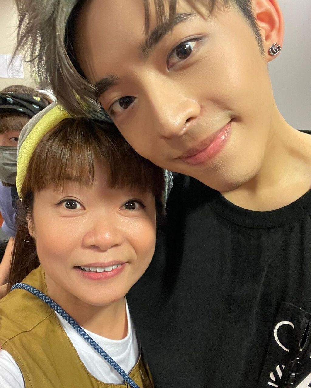 小儀之前曾與Edan齊齊主持《考有Feel》,早前當然有捧Mirror場支持,小儀更獲Edan的專屬派心~