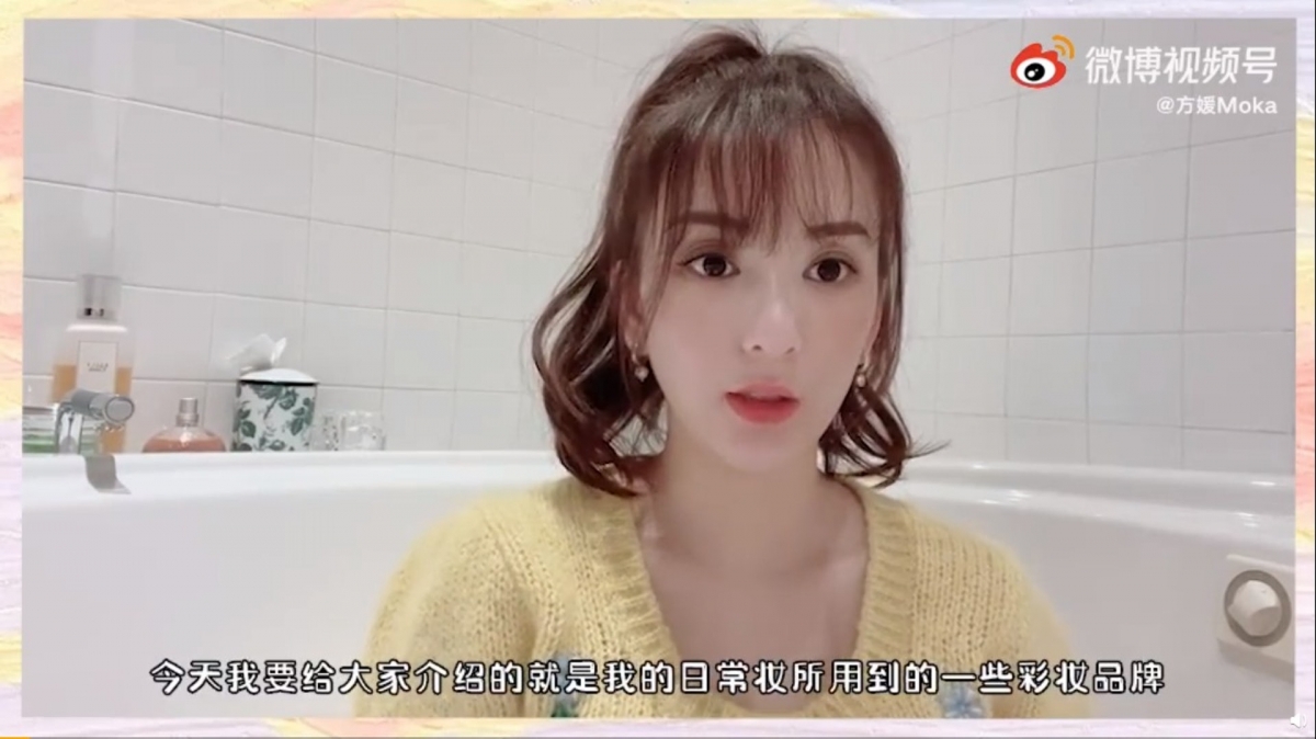 方媛拍攝介紹美妝的影片,背景的純白磁磚乾淨唯美,細看發現原來她竟是坐在按摩浴缸裏面拍攝