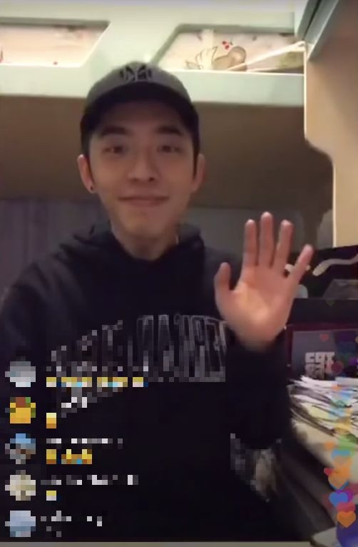 Mirror成員Edan呂爵安模仿 Anson Lo 盧瀚霆時,向粉絲打招呼時伸出頭部並揮手的搞笑模樣