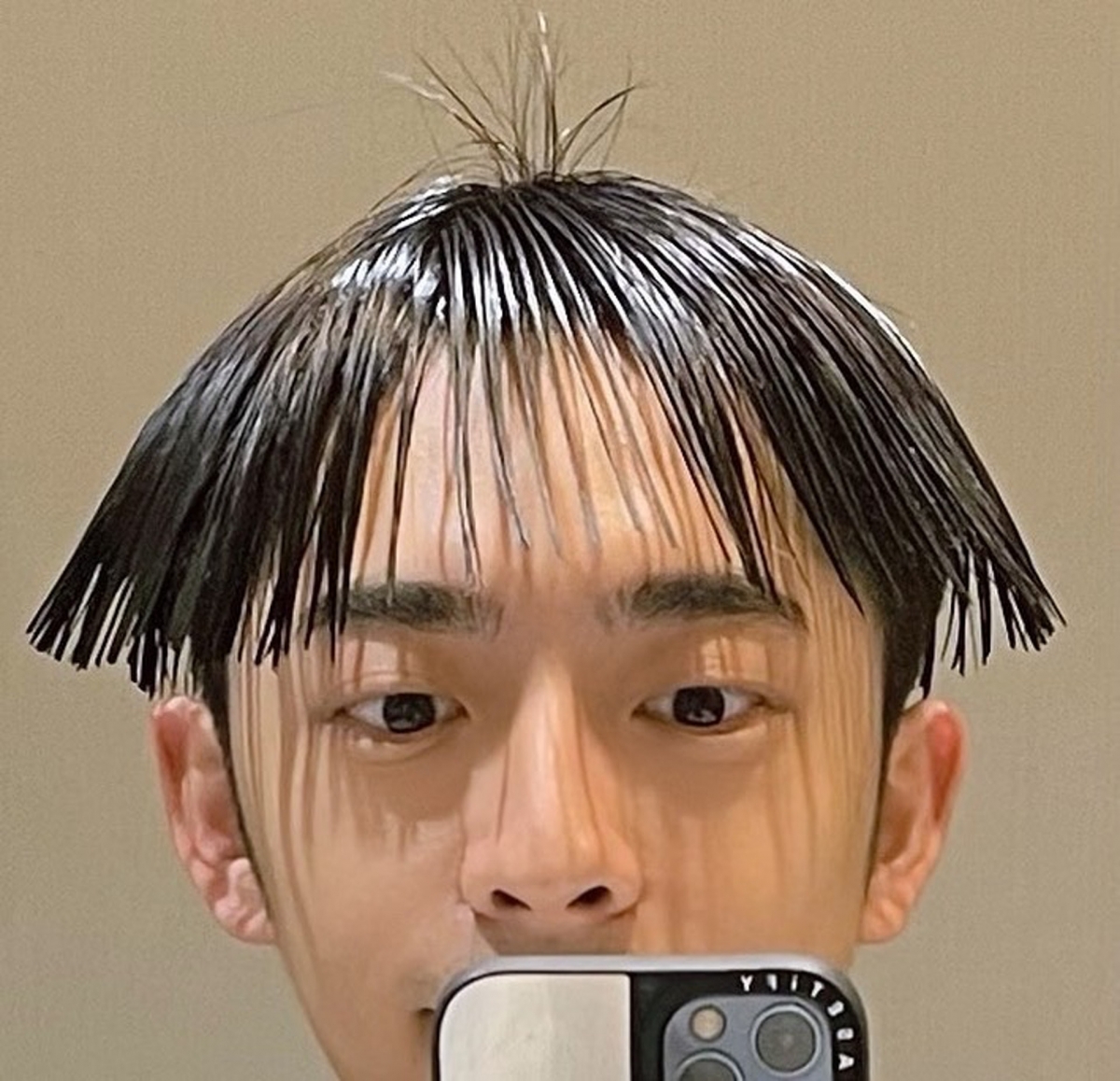 Mirror成員Edan 呂爵安上載把頭髮全向下梳的相片,看起來就像是超搞笑的「Barcode頭」,更被不少粉絲笑似河童。