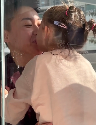 葉海洋挑選出有五國混血基因的精子,然後做了試管嬰兒,順利生產誕下愛女Doris。