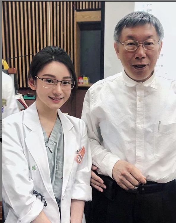 醫界台灣 Angelababy|現年27歲的這位李姓「醫界女神」2018年在澳洲雪梨大學醫學系畢業,2019年年底回到台灣實習