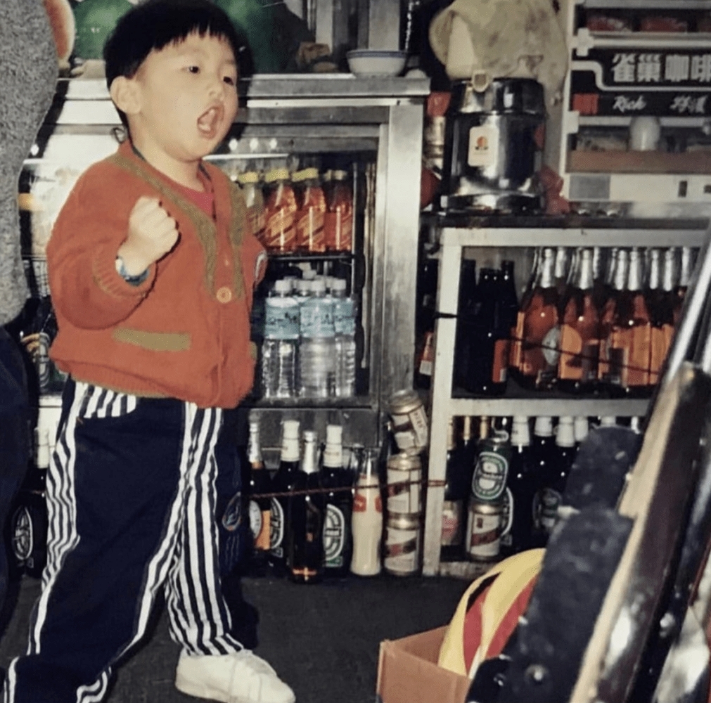 Mirror Ian陳卓賢現在是高瘦的大男孩，他小時侯原來也當過「肥仔」～看回他的童年照，其實還是肥得蠻可愛的！