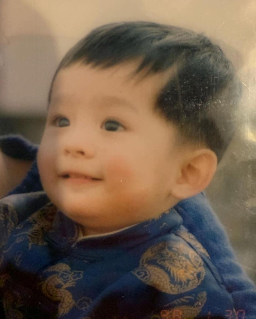 童年照的Mirror Edan呂爵安非常呆萌，姐姐們看到都想抱緊處理吧！