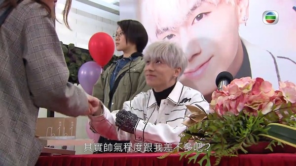 不過網民亦意見兩極，有人指他的演繹雖然比鄧智堅好百倍，但還是難比姜B。