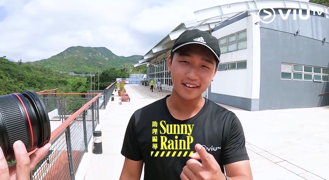 而早前負責拍攝暴走族 MV 的助理編導 Rain P,可愛的,不少網民更封他為洪永城、姜Gary的混合體!