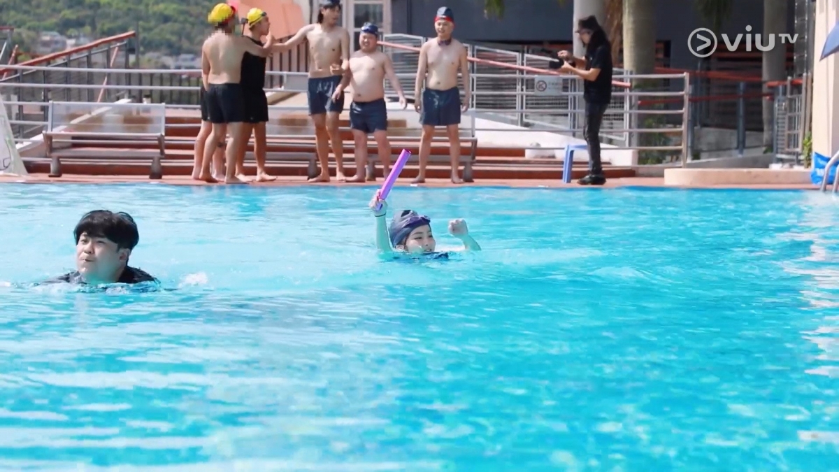 Dee哥在拍攝節目時因撞了電影宣傳的檔期,而多次需要「Dee姐」陳海寧(Isabella)代班。被封「Dee姐」的原因是因為她的外貌被網民指與ERROR的Dee哥相似