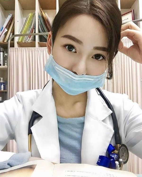 醫界台灣 Angelababy|在 2019 年於台灣網上討論區「PTT」突瘋傳一張於澳洲留學的醫科學生的照片