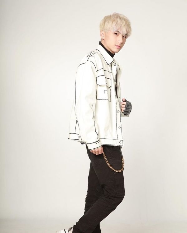 一如所料丘梓謙的IG一晚間就被湧進大批惡評：「你好唔好意思㗎，扮隔離台藝人扮有趣」、「變忽似啊？」