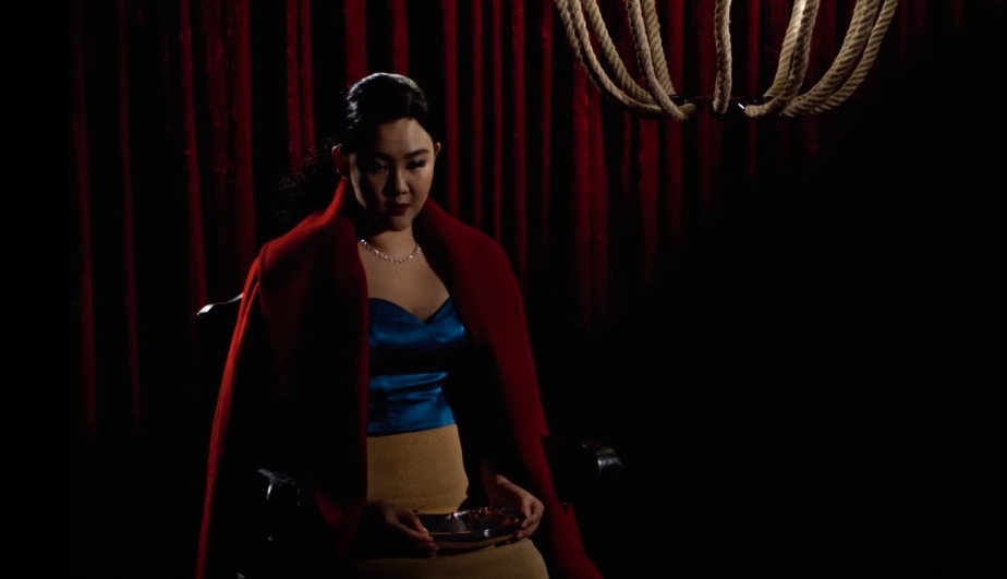 欣宜在MV中更學會了自嘲,再次扮演白雪公主和美人魚