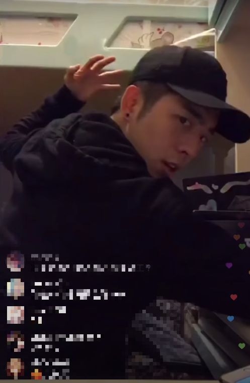 Mirror成員Alton 王智德當然少不了「肌肉就是力量」這句說話,Edan 呂爵安就擺出了健身騷肌超型pose