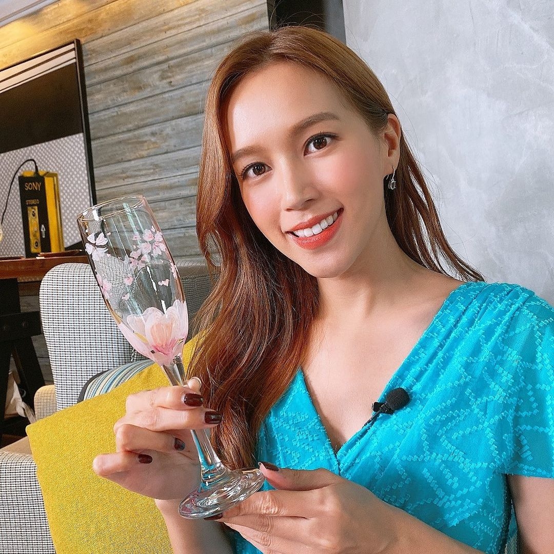傅嘉莉突然被傳出跟另一位法拉利香港代理商人莊天龍的緋聞,當時被爆出男方疑似陪傅嘉莉到日本慶生