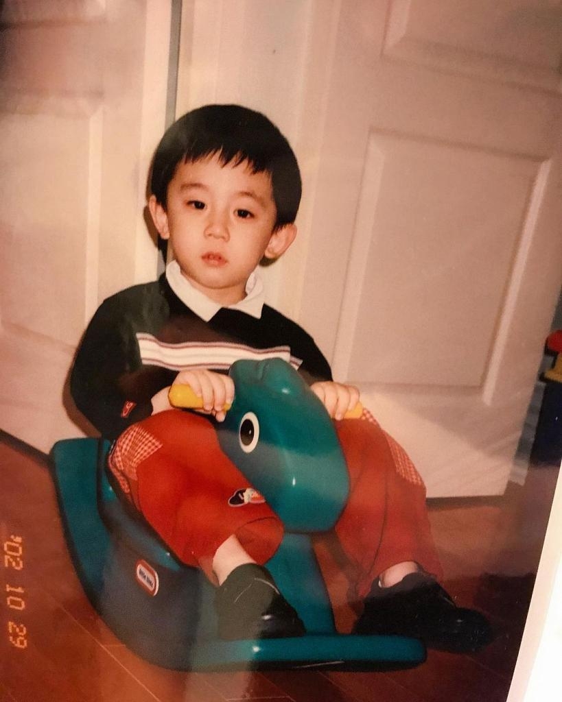 相信不少人都看過人氣最強的Mirror姜濤的所有童年照吧！你最喜歡他那一張童年照呢？